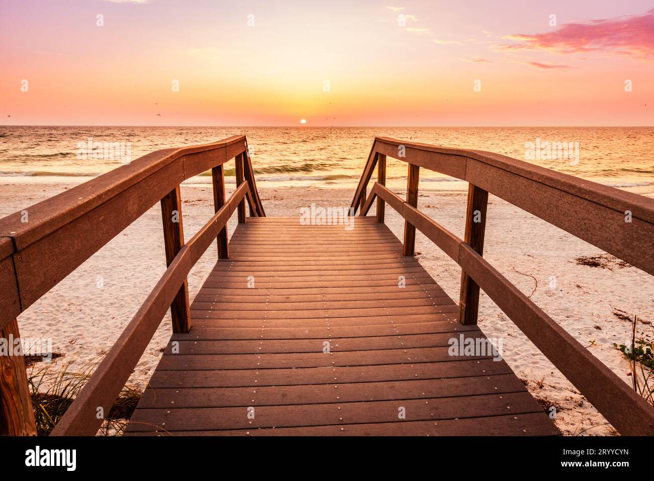 Malerischer Sonnenuntergang über dem Golf von Mexiko am St. Pete Beach in Florida Stockfoto