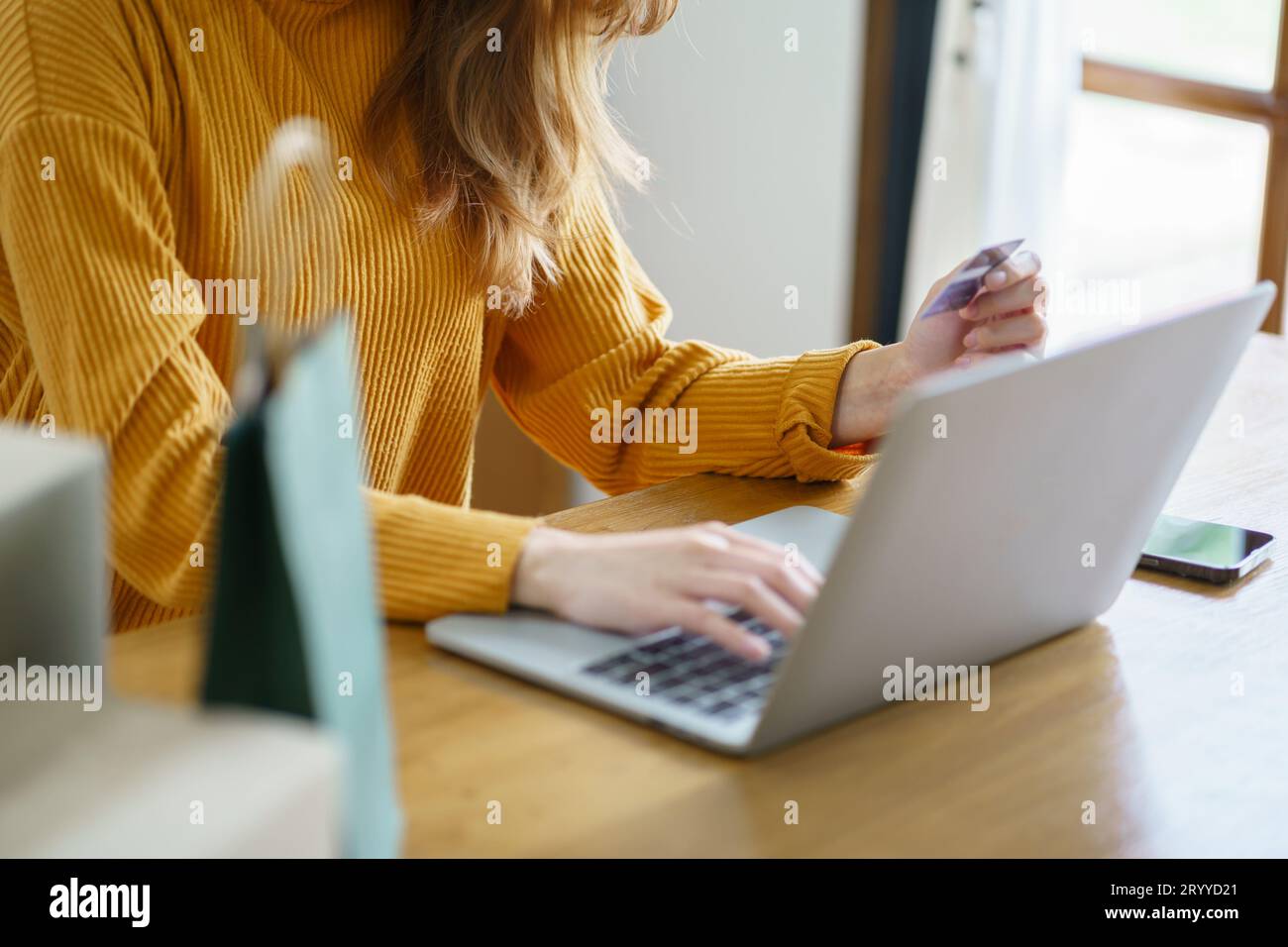 Frau shoppingÂ auf Laptop mit Kreditkarte für Internet Online-E-Commerce-Einkaufen Geld ausgeben Online-Einkaufen Handy-Telefon Stockfoto