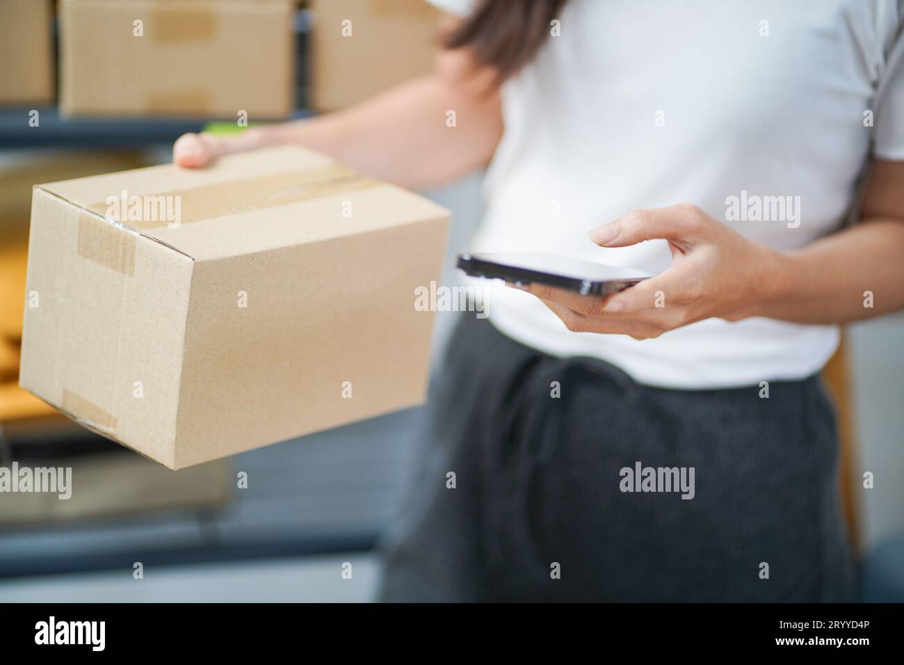 Geschäft von Zuhause Asiatische Frau, die Paketzustellbox vorbereitet Versand für Online-Shopping. Junger Start-up-Inhaber kleiner Unternehmen Stockfoto