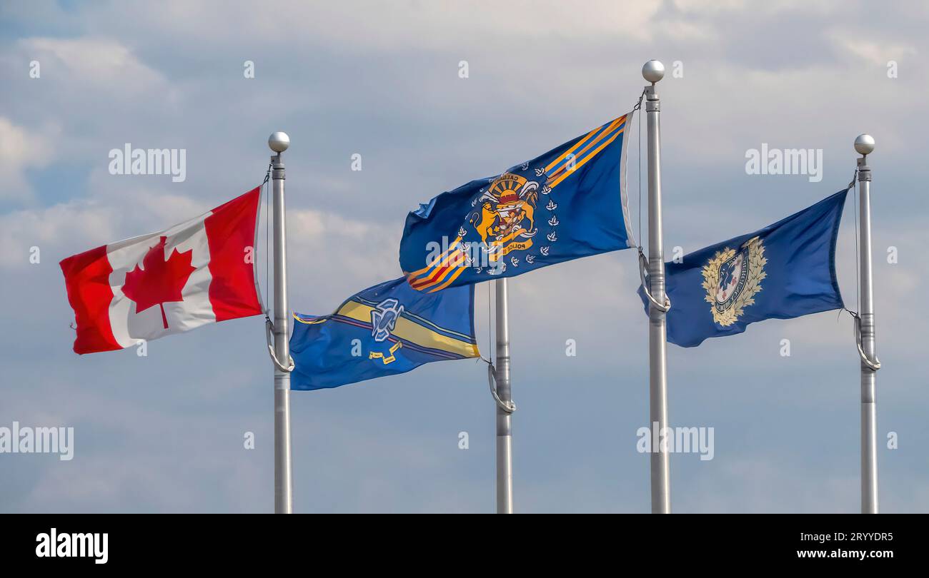 Calgary, Alberta, Kanada. Juli 2023. Polizei, Feuerwehr und Notfall Gesundheitsdienste Flaggen mit einer kanadischen Flagge während einer Stockfoto