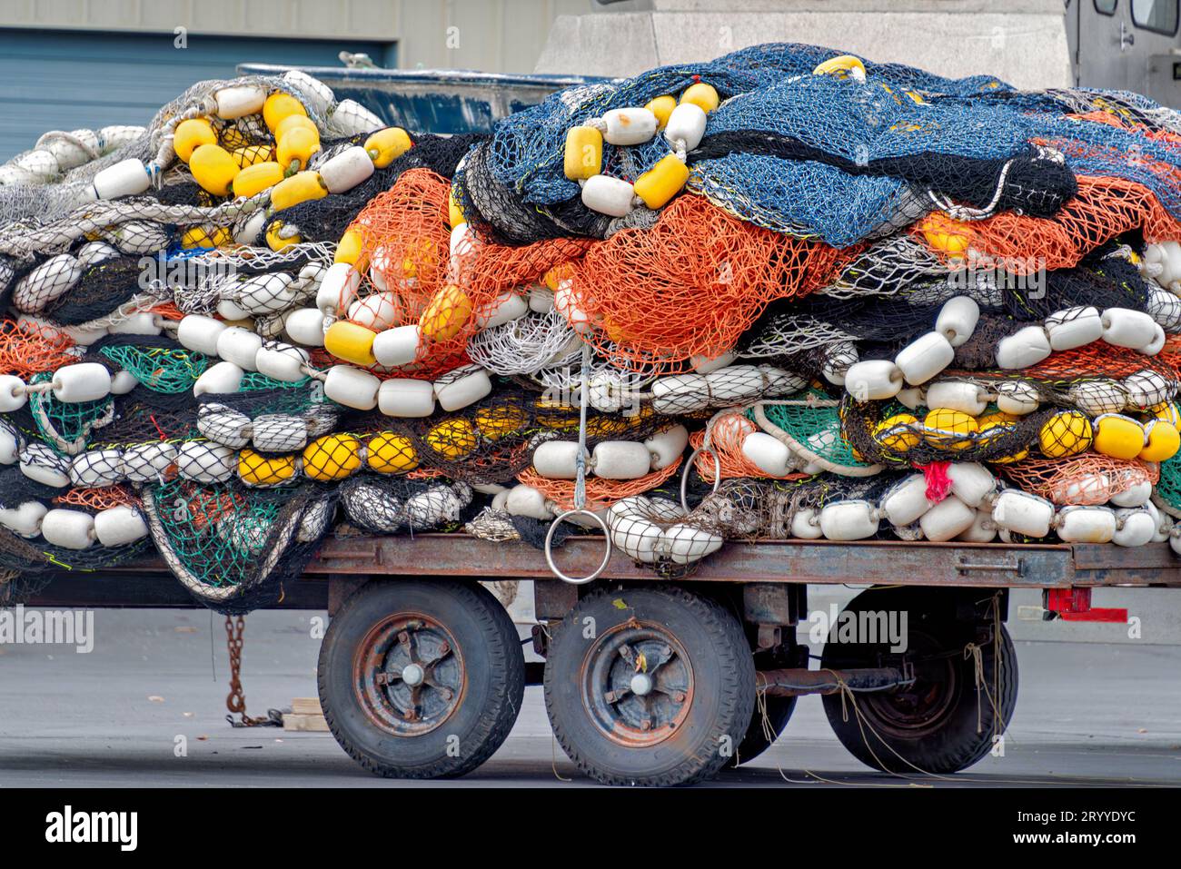 Auf einem Anhänger gelagerte Trawler-Fischernetze und -schwimmer Stockfoto