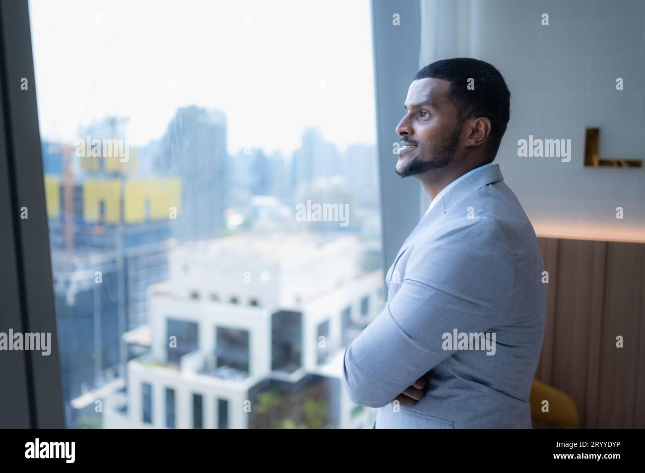 Junge Geschäftsleute sitzen und entspannen im Ruheraum am Fenster mit Blick auf die schönen Gebäude der Stadt. Zusammen mit dem ph-wert Stockfoto