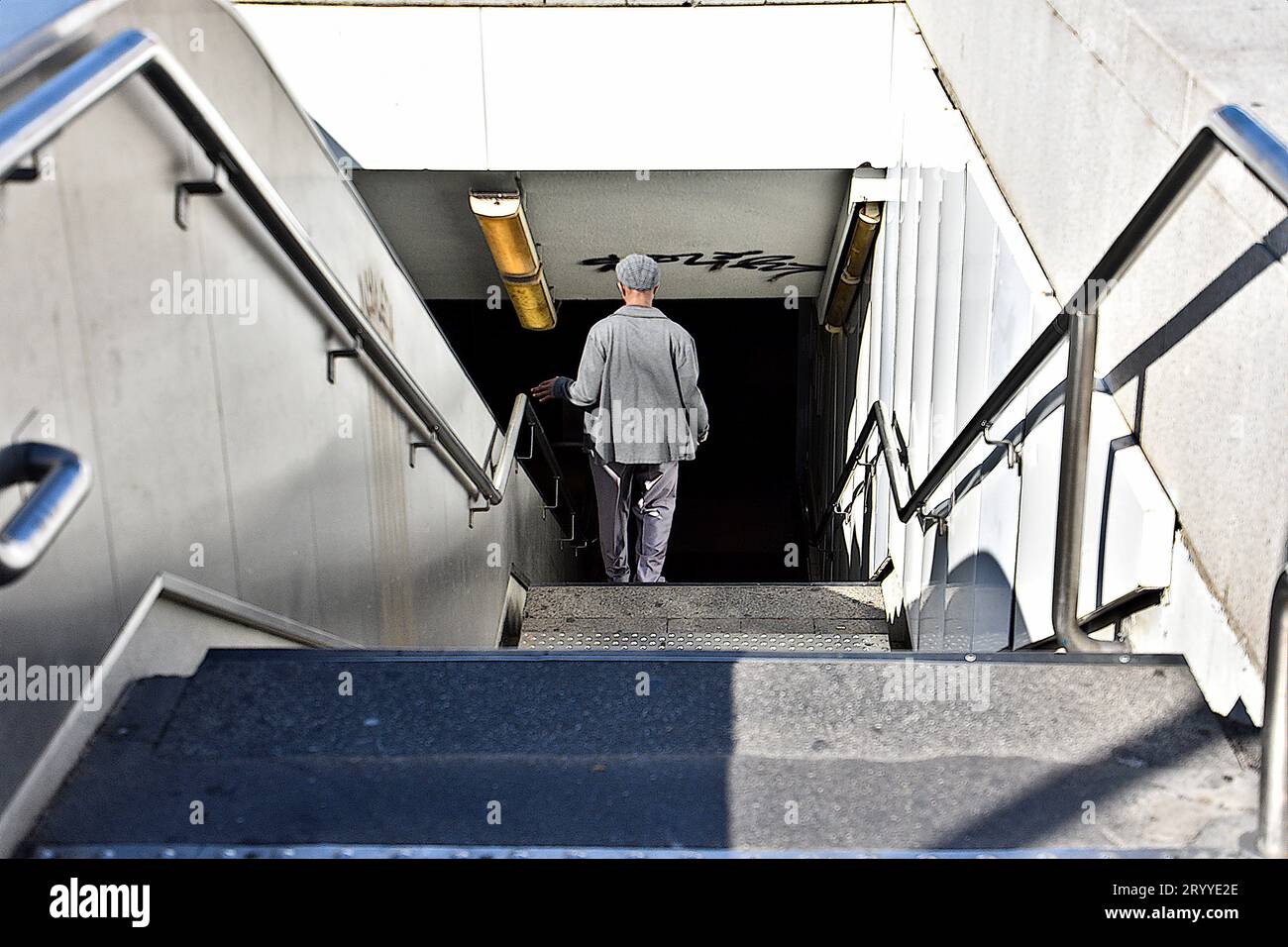 Ein Mann geht die Treppe der Metro Marseille an der Station Vieux-Port hinunter. Die Régie des Transports métropolitains (RTM) kündigte am 27. September 2023 die Schließung der beiden U-Bahnlinien von Marseille von Montag bis Donnerstag ab 21:30 Uhr für eine voraussichtliche Dauer von zwei Jahren an. Während dieser Schließungen, fünf Abende ab dem 23. Oktober 2023 und dann von Montag bis Donnerstag ab dem 6. November, verlassen die letzten Züge die termini um 21:30 Uhr, und es wird ein kostenloser Ersatzbus eingerichtet, der alle zehn Minuten eine Durchfahrt durchführt. Stockfoto