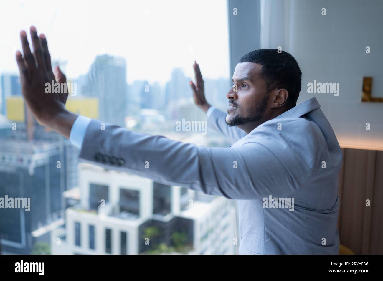 Junge Geschäftsleute sitzen und entspannen im Ruheraum am Fenster mit Blick auf die schönen Gebäude der Stadt. Zusammen mit dem ph-wert Stockfoto