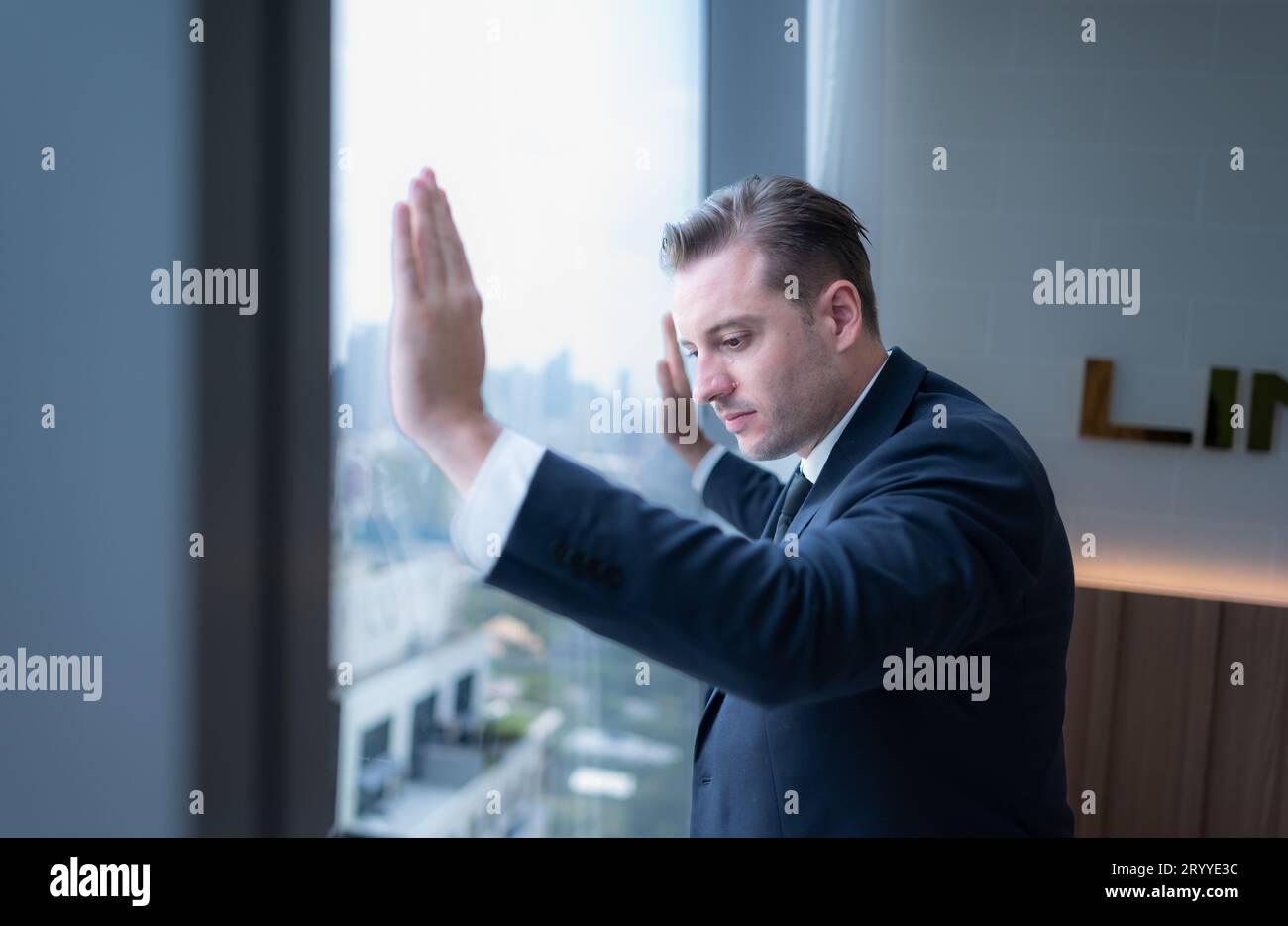 Junge Geschäftsleute sitzen und entspannen im Ruheraum am Fenster mit Blick auf die schönen Gebäude der Stadt. Zusammen mit dem ph-wert Stockfoto