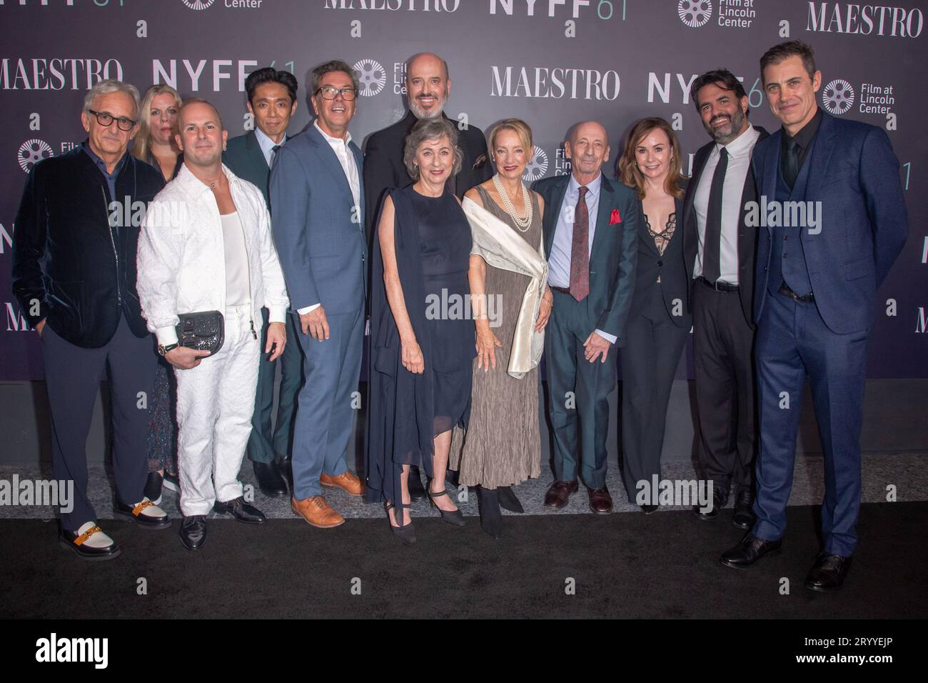 New York, New York, USA. Oktober 2023. (NEU) 61. New York Film Festival - "Maestro". Oktober 2023, New York, New York, USA: (L-R) Fred Berner, Amy Durning, Yannick Nezet-Seguin, Kazu Hiro, Kevin Thompson, Mark Bridges, Nina Bernstein Simmons, Jamie Bernstein, Alexander Bernstein, Kristie Macosko Krieger, Steven Morrow und Josh Singer besuchen den roten Teppich für Maestro während des 61. New York Film Festivals in der David Geffen Hall am 2. Oktober 2023 in New York City. (Foto: M10s/TheNews2) (Foto: M10s/Thenews2/Zumapress) (Bild: © Ron Adar/TheNEWS2 Stockfoto