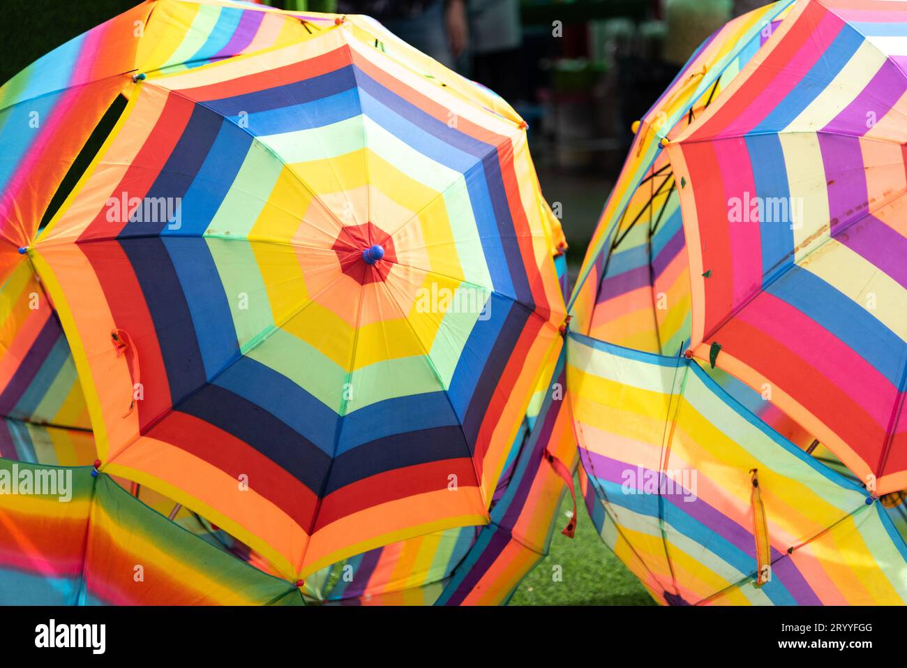 Multi Color von geöffneten Schirmen. Bunte Gruppe von Sonnenschirmen. Objekt und Fashion Concept. Jahrgang Thema. Stockfoto