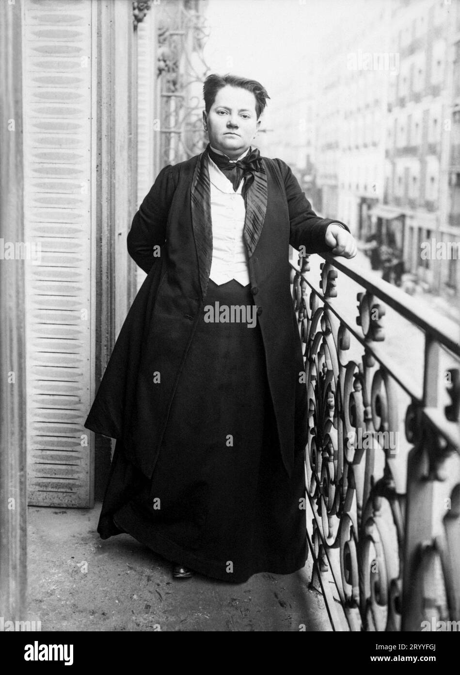 1910 , 22 märz , Paris , FRANKREICH : die französische feministische Politikerin , Suffragette , Aktivistin für Bürgerrechte , Abtreibungsbefürworterin und Ärztin MADELEINE PELLETIER ( 1874 - 1939 ). Foto zu einer Zeit , als sie anbot , Kandidat für die Parlaments - und Kommunalwahlen in Paris zu sein , aber die Regierungsorgane gaben ihr einen Borough ( Arrondisment ) zu , der unmöglich zu gewinnen war . Auch wenn ihr Ergebnis höher ist als das der vorherigen sozialistischen Kandidatin, wird sie bei diesen Wahlen schwer geschlagen. Foto von Agencie ROLL, unbekannter Fotograf. - SUFFRAGIO UNIVERSALE - SUFFRAGETTA - FRANCIA - SFFRA Stockfoto