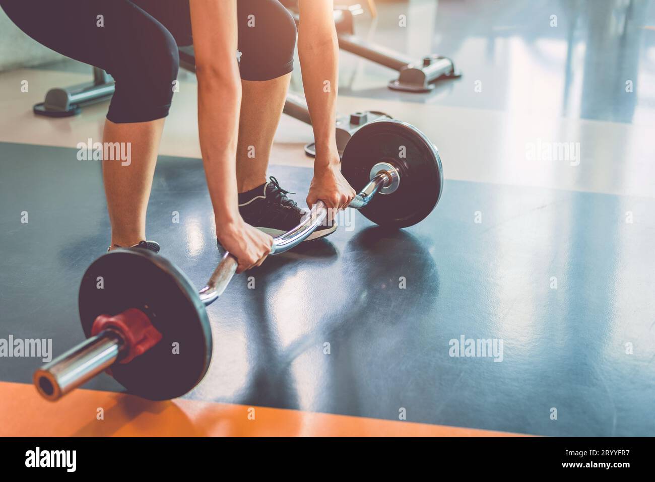 Nahaufnahme einer Sportfrau, die im Fitness-Studio Gewicht trägt. Workout-Übung und Body-Build-up-Konzept. Barbell heben und gesund Stockfoto