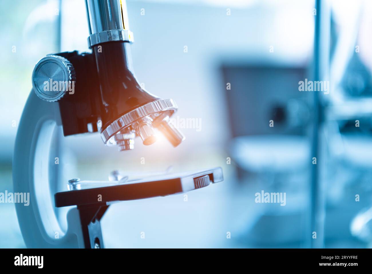 Medizinisches Labor Mikroskop in der Chemie Biologie Labor testen. Wissenschaftliche und medizinische Forschung Konzept. Stockfoto