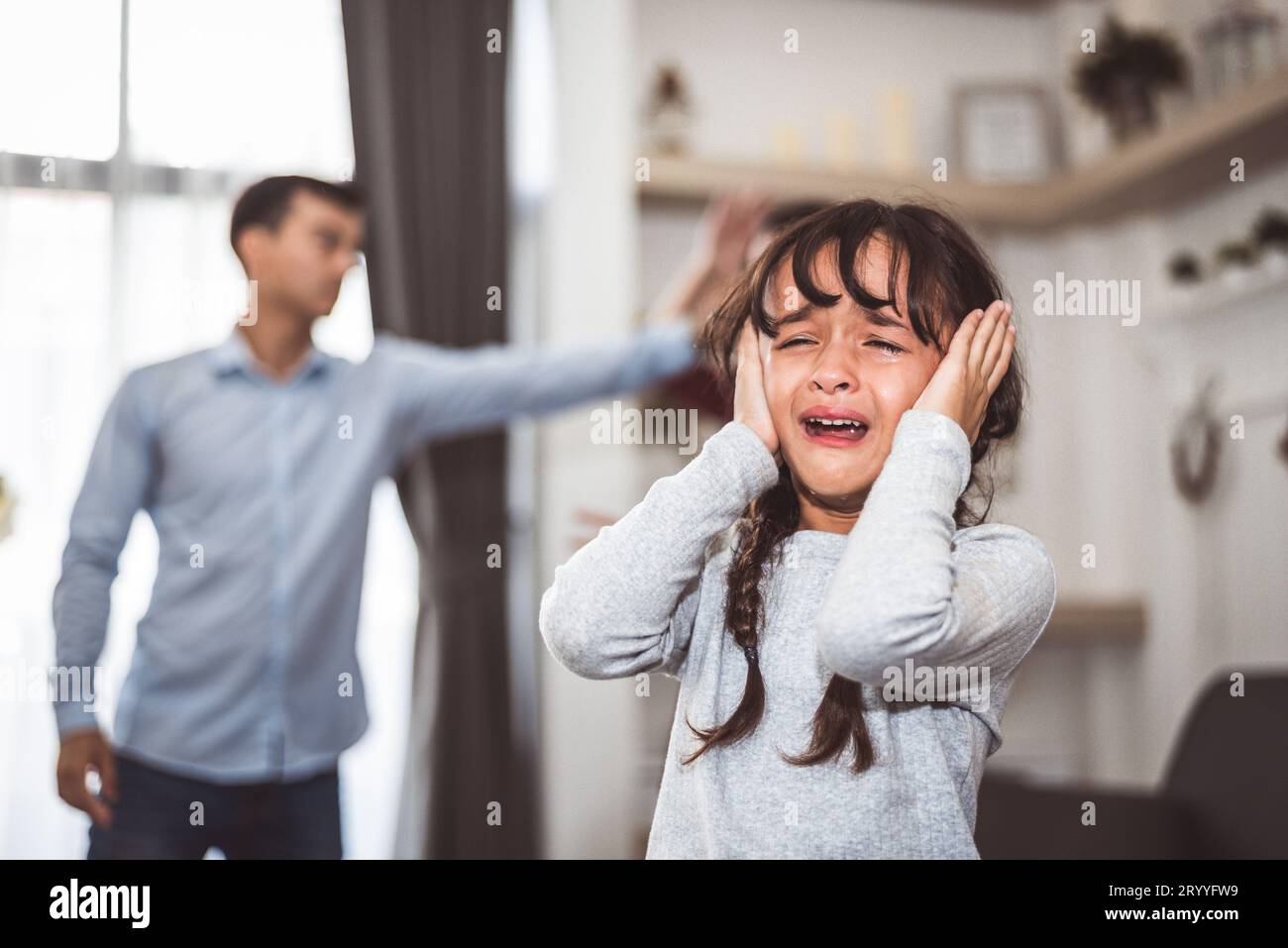 Kleines Mädchen weint, weil ihre Eltern streiten. Mädchen misshandelt, Mutter und Vater schreien und Konflikt wütend Hintergrund Stockfoto