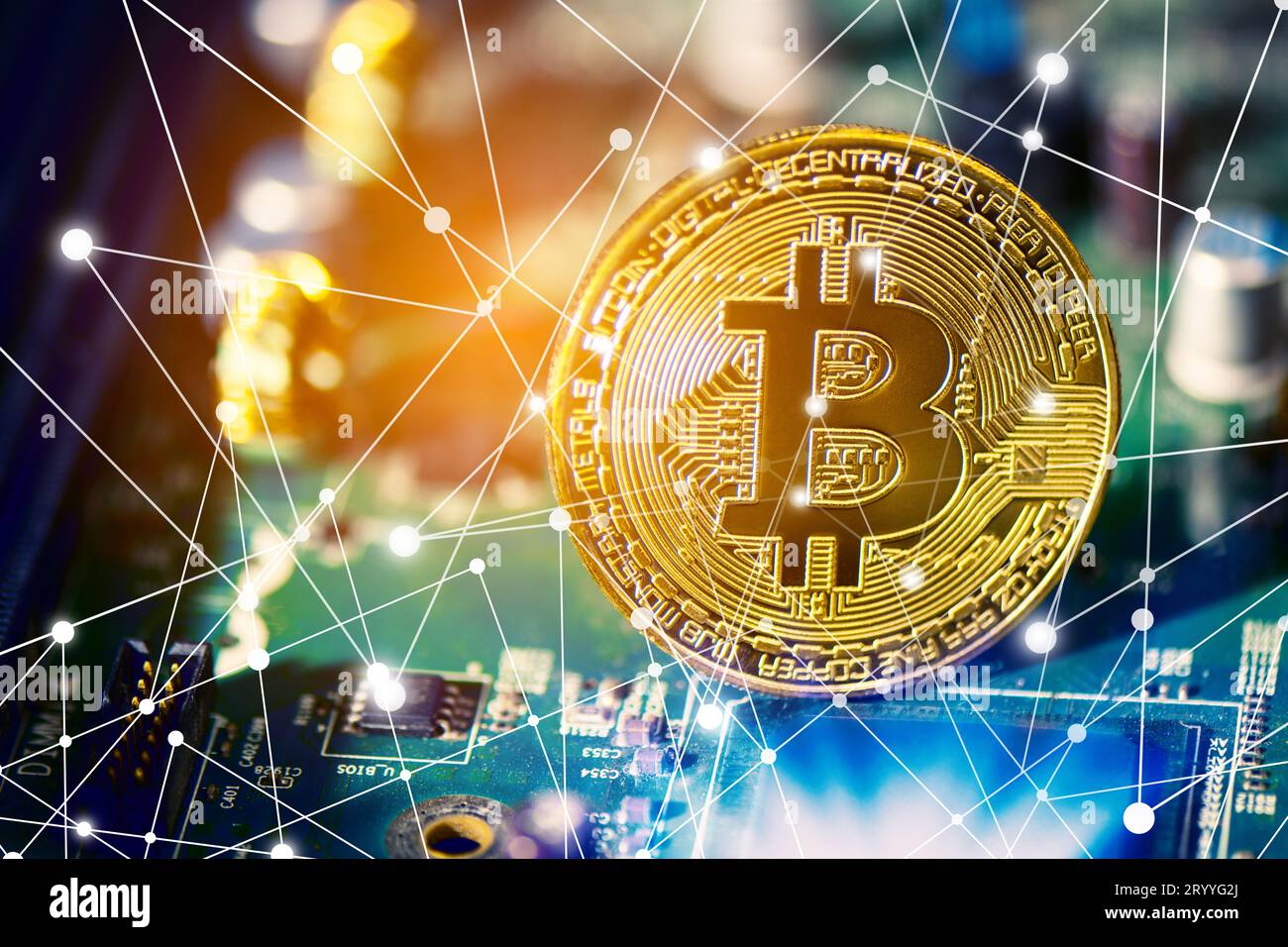Bitcoin auf elektronischer Leiterplatte. Kryptographie und E-Geld-Konzept. Devisenhandel und Goldbergbau. Unternehmen Stockfoto