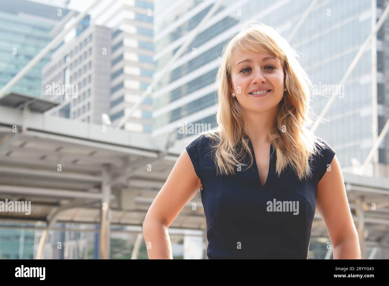 Schönheit Frau Porträt mit Stadt und Gebäude im Hintergrund. Glückliches Leben von Menschen Konzept. Lächelnde Dame Thema. Stockfoto