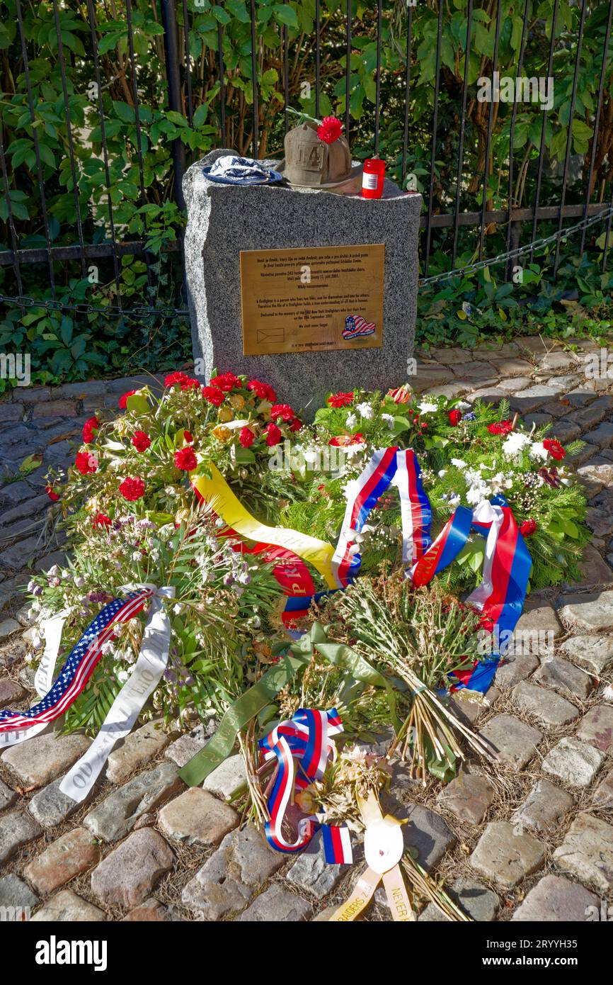 Prague Firefighters' Memorial, Gedenkstätte für die New Yorker Feuerwehrleute, die bei den Terroranschlägen 2001 ihr Leben verloren haben, Prag, Tschechische Republik Stockfoto