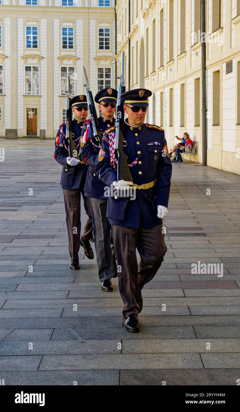 Wachwechsel auf der Prager Burg, Prag, Tschechische Republik Stockfoto