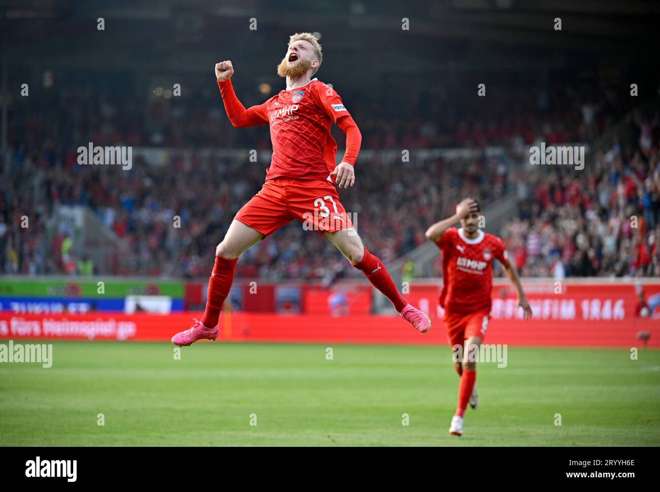 Torfeier, Jubel, Jan-Niklas Beste 1. FC Heidenheim 1846 FCH (37) mit Eren Dinkci 1. FC Heidenheim 1846 FCH (08) Voith-Arena Stockfoto