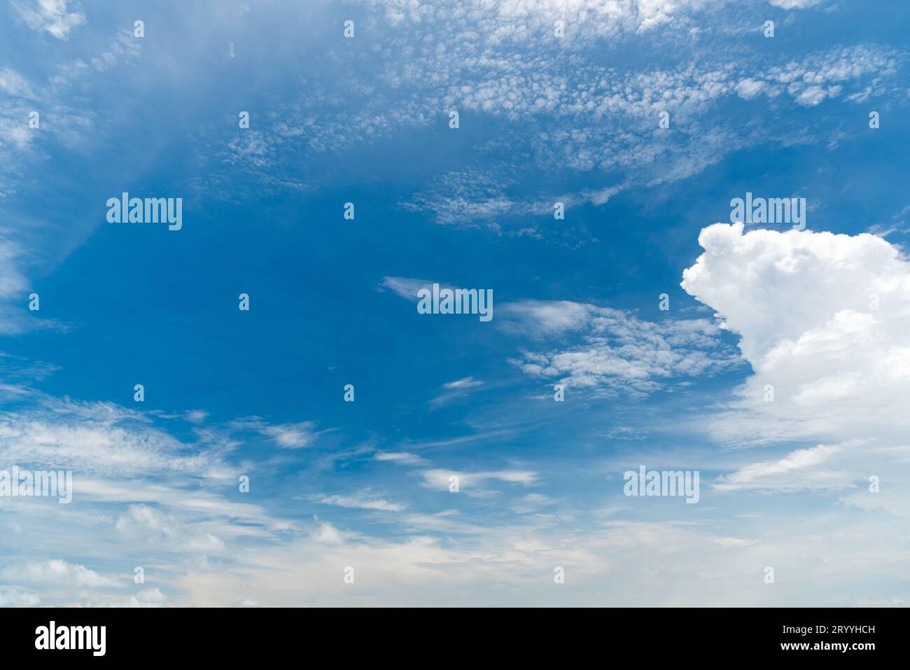 Blauer Himmel mit Wolken. Natur und Hintergrund Konzept. Raum und Luft Thema. Stockfoto