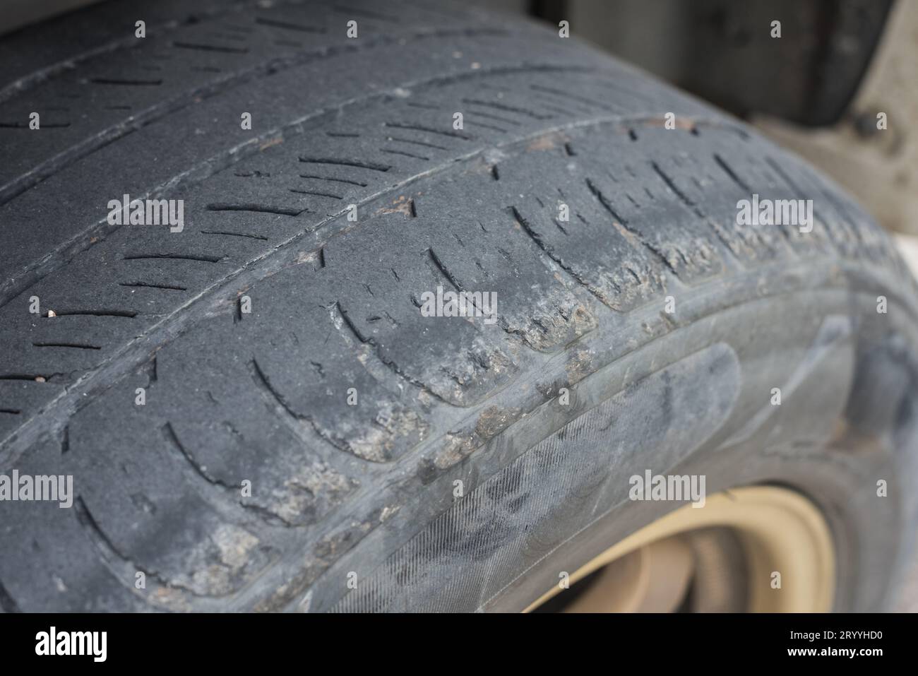 Nahaufnahme von alten Reifenrädern. Automobil- und Materialkonzept. Thema Auto und Fahrzeug. Stockfoto