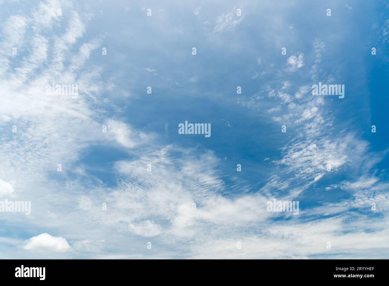 Blauer Himmel mit Wolken. Natur und Hintergrund Konzept. Raum und Luft Thema. Stockfoto
