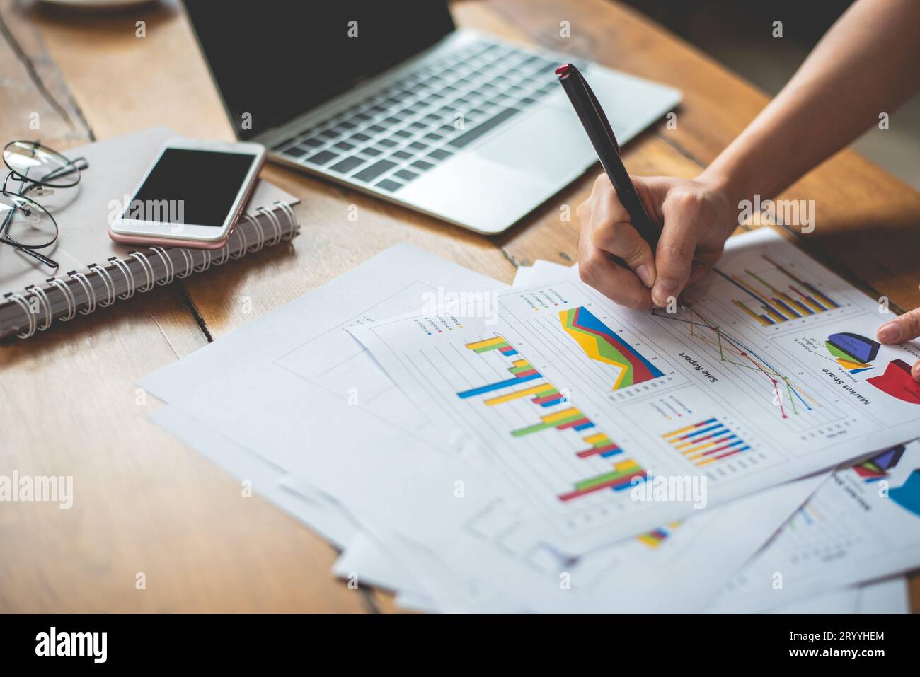 Nahaufnahme einer Geschäftsfrau, die zusammenfassende Berichtsdaten schreibt. Marketing- und Unternehmenseigentumskonzept. Mensch und Lebensstil Stockfoto