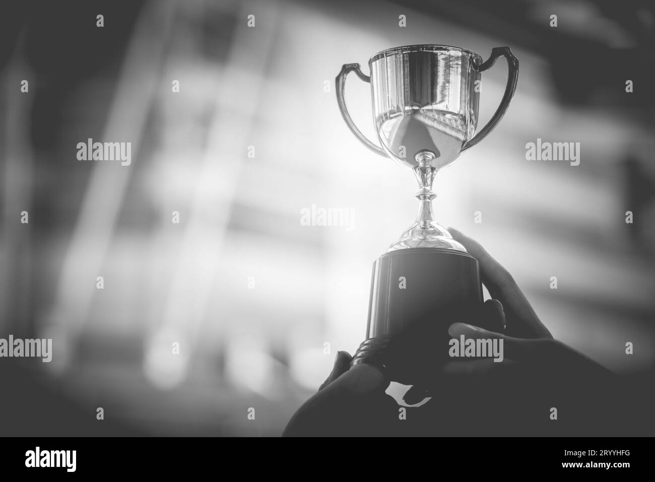 Schwarz-weiße Trophäe mit Stadthintergrund. Erfolgs- und Leistungskonzept. Sportspiel und Auszeichnung. Einfarbiges Design Stockfoto