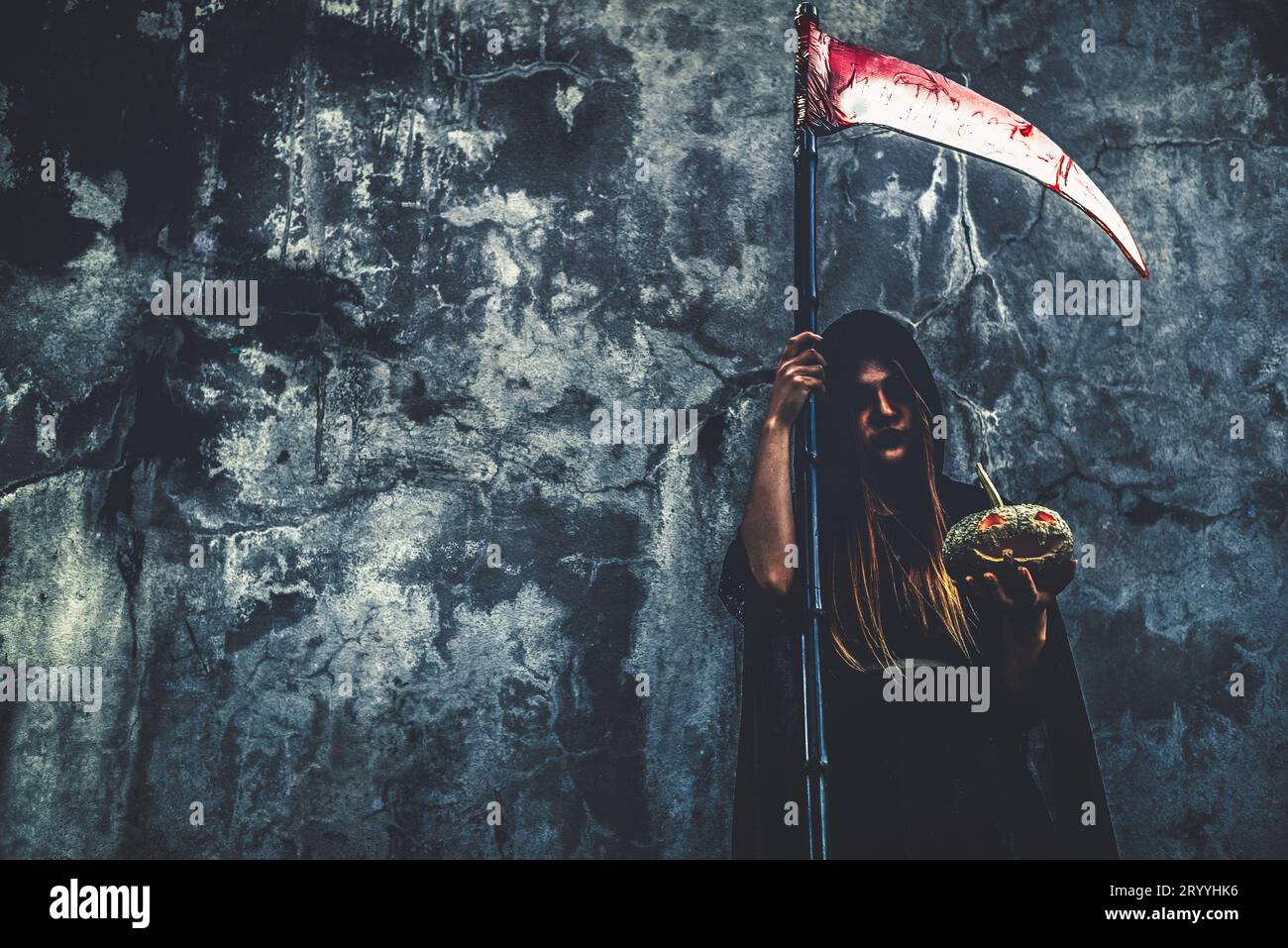 Daemon Hexe mit reaper auf grunge Wand Hintergrund. Halloween und religiöses Konzept. Daemon Engel und Satan Thema. Stockfoto