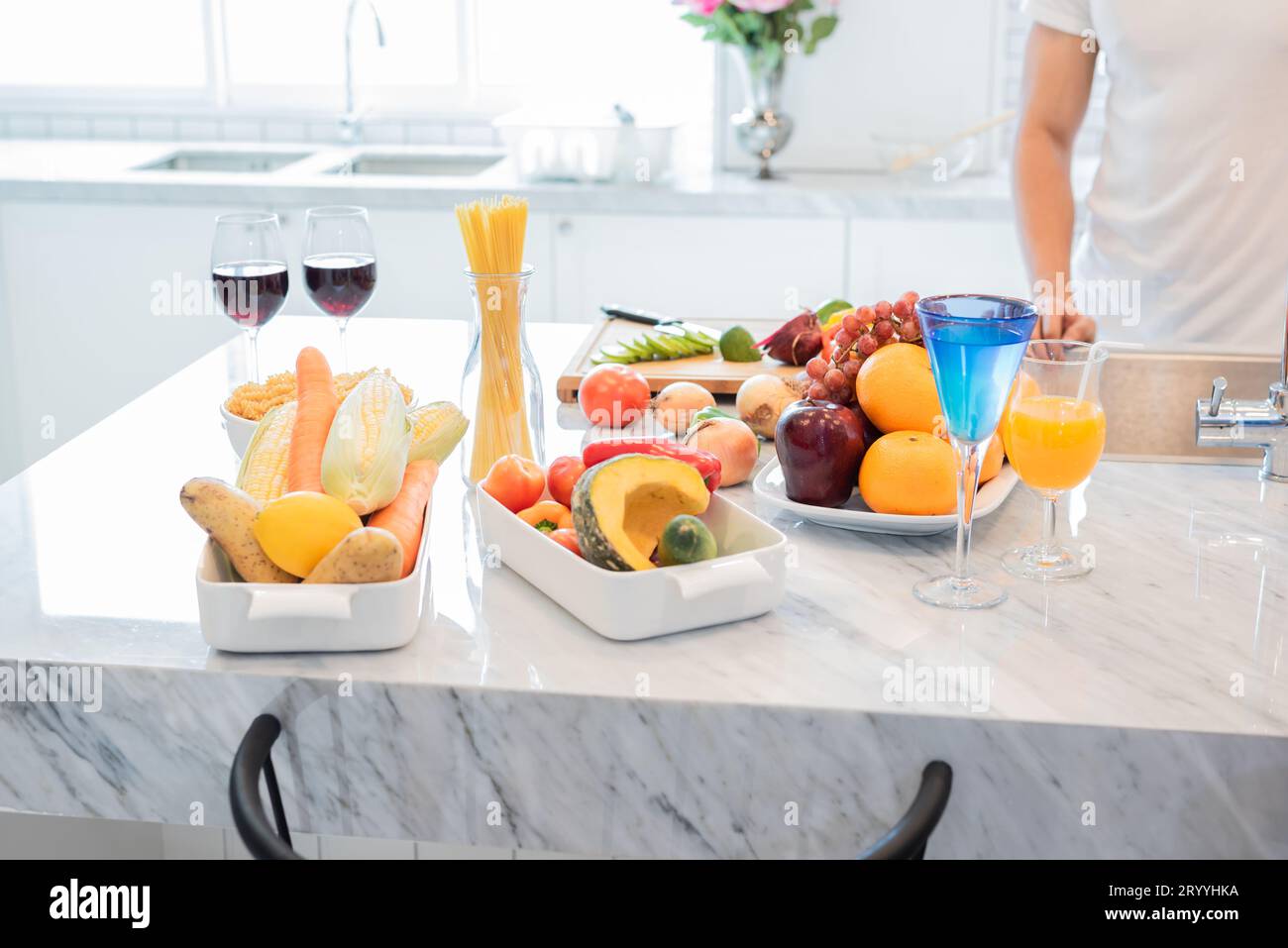 Mann in der Küche mit der Zubereitung der Nahrung für seine Frau nach Hause kommt. Die Menschen und Lebensstile Konzept. Essen und Trinken Thema. Stockfoto