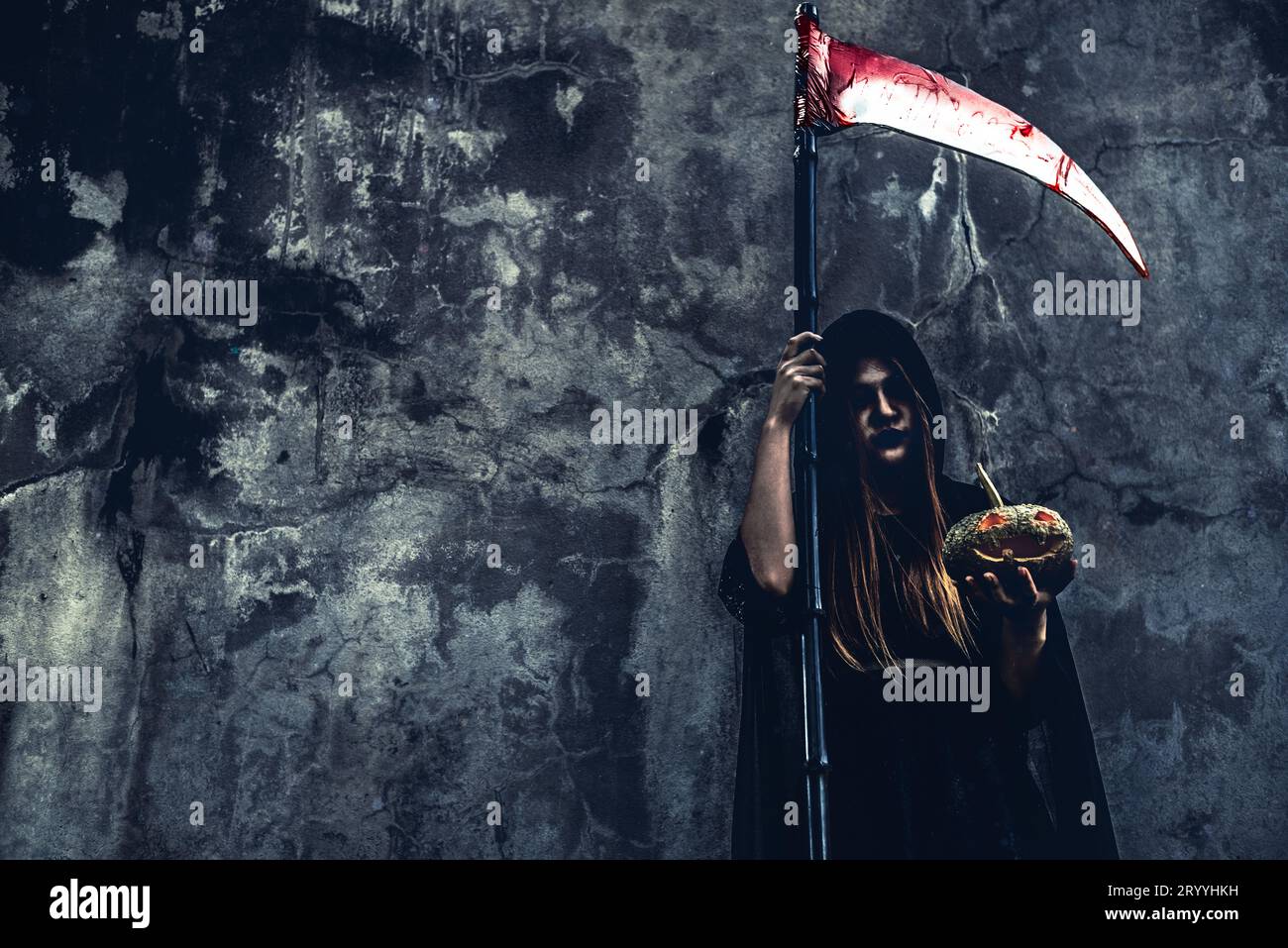 Daemon Hexe mit reaper auf grunge Wand Hintergrund. Halloween und religiöses Konzept. Daemon Engel und Satan Thema. Stockfoto