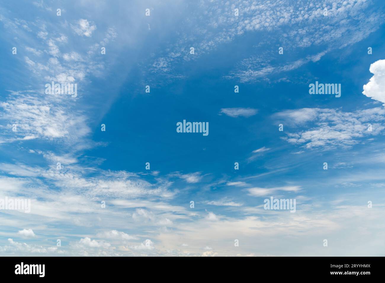 Blauer Himmel mit Wolken. Natur und Hintergrund Konzept. Raum und Luft Thema. Stockfoto