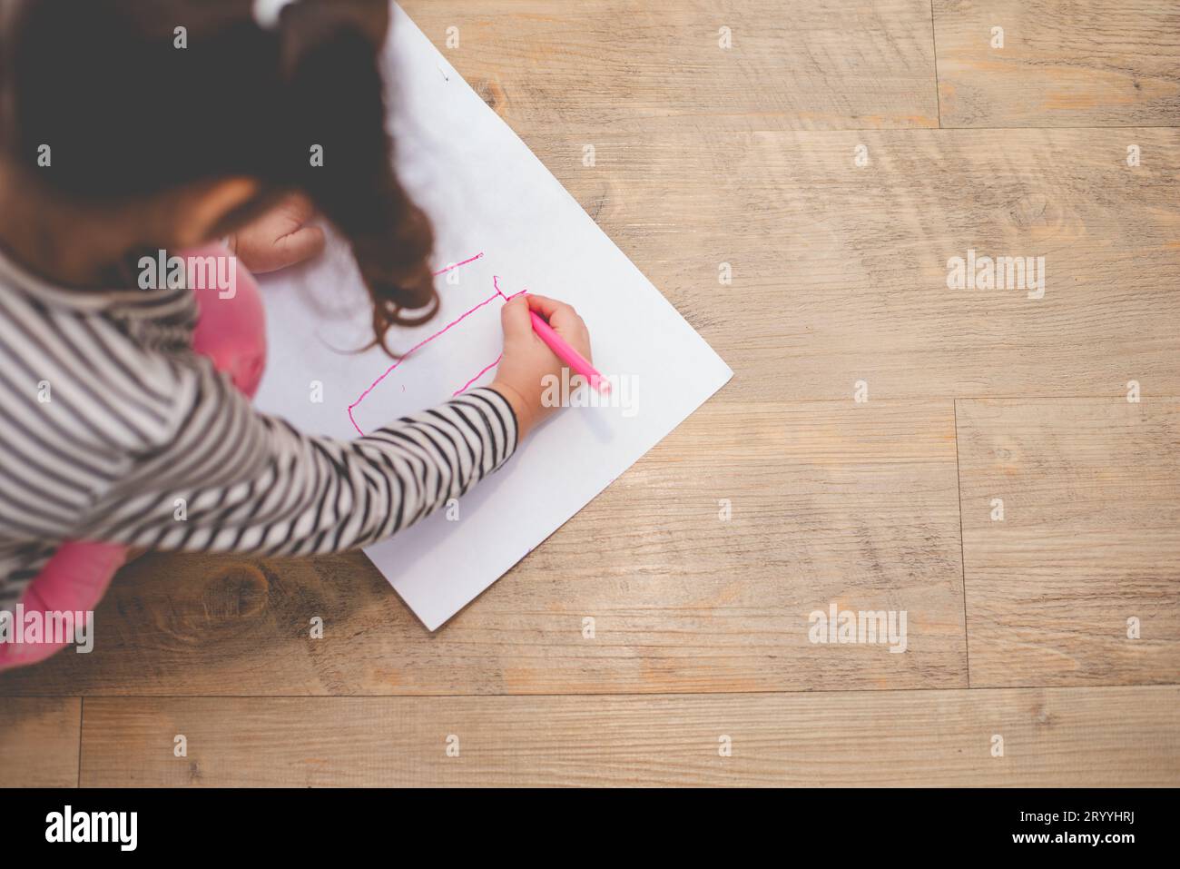 Kleine Mädchenzeichnung mit Farbstift in Papier im Künstlerkurs. Bildungs- und Lernkonzept. Glück kreativ und Kinder Stockfoto