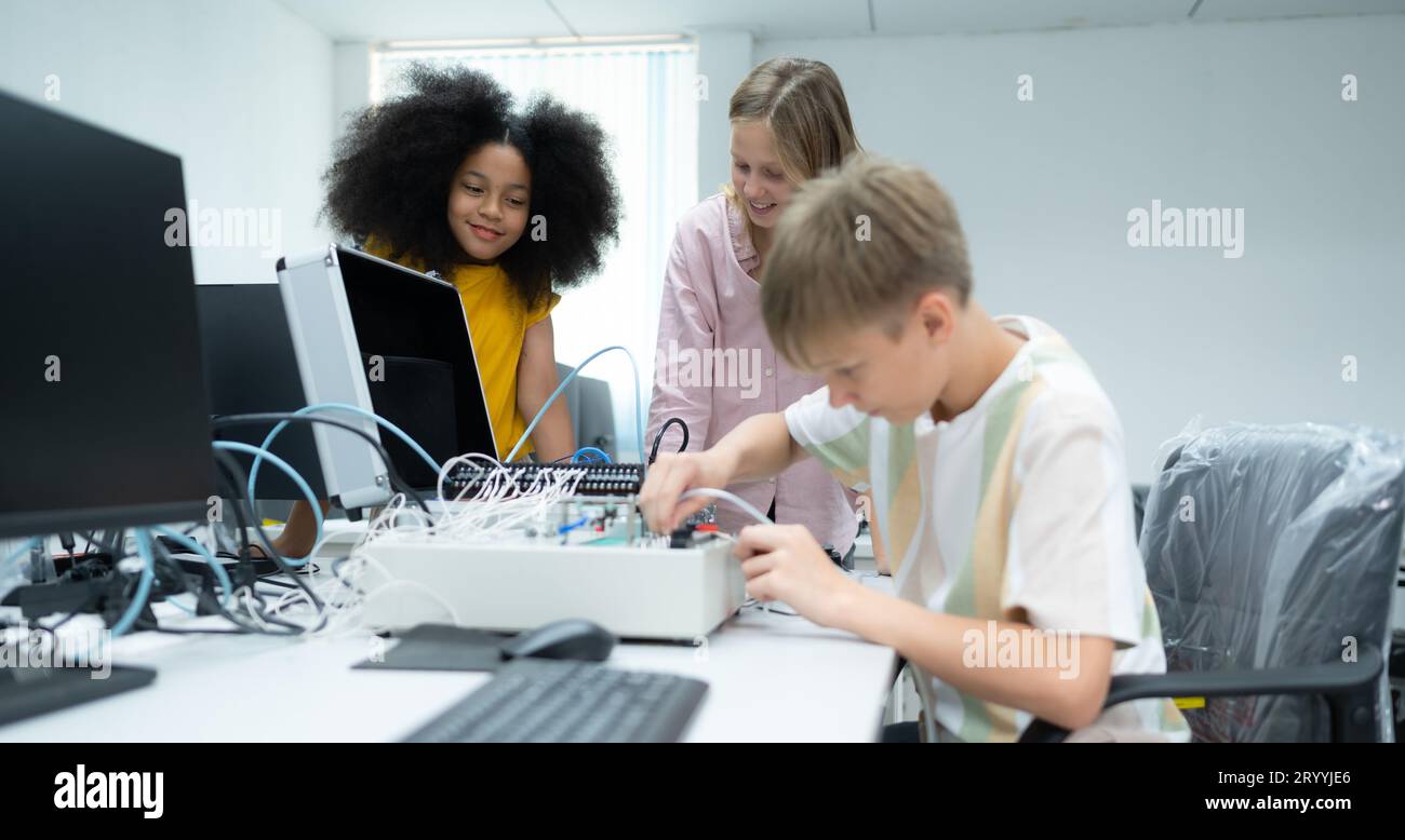 Jugendliche, die die Handrobotertechnologie nutzen, haben Spaß daran, die elektronische Leiterplatte und den Handroboter-Controller von zu lernen Stockfoto