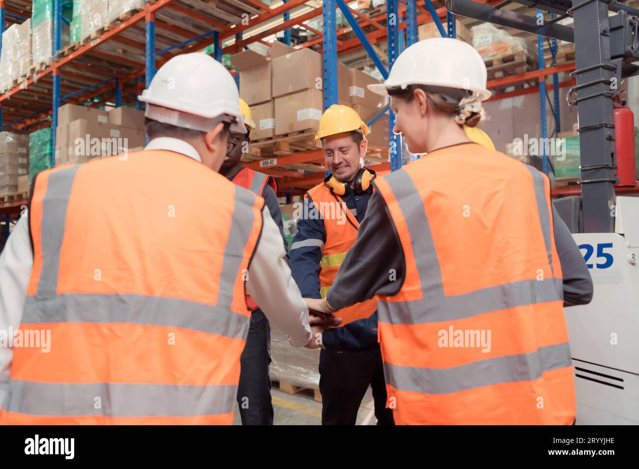 Der Manager ermutigte die Lagerarbeiter, hart daran zu arbeiten, die Waren aus dem Lager zu holen, um die kleinen Händler zu erledigen Stockfoto
