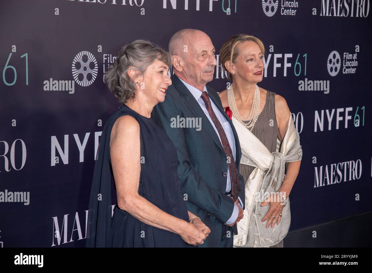 New York, Usa. Oktober 2023. (L-R) Nina Bernstein Simmons, Alexander Bernstein und Jamie Bernstein besuchen den roten Teppich für Maestro während des 61. New York Film Festivals in der David Geffen Hall in New York City. (Foto: Ron Adar/SOPA Images/SIPA USA) Credit: SIPA USA/Alamy Live News Stockfoto