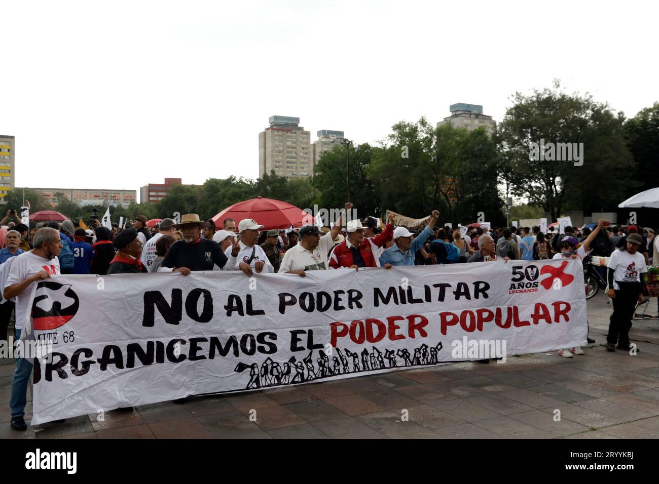 Mexiko-Stadt, Mexiko. Oktober 2023. 2. Oktober 2023, Mexiko-Stadt, Mexiko: Verwandte und Überlebende des Tlatelolco-Massakers 1968 anlässlich des 55. Jahrestages des Staatsverbrechens auf dem Platz der drei Kulturen in Mexiko-Stadt. Am 2. Oktober 2023 in Mexiko-Stadt, Mexiko (Foto: Luis Barron/Eyepix Group). Quelle: Eyepix Group/Alamy Live News Stockfoto