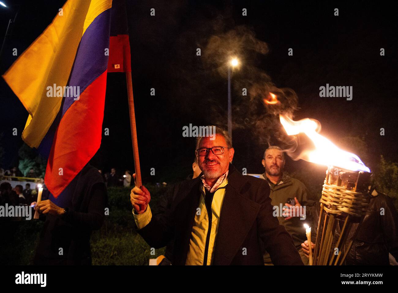 Bogota, Kolumbien. Oktober 2023. Demonstranten nehmen an einer Demonstration gegen die Regierung des kolumbianischen Präsidenten Gustavo Petro am 2. Oktober 2023 in Bogota Teil. Foto: Chepa Beltran/Long Visual Press Credit: Long Visual Press/Alamy Live News Stockfoto