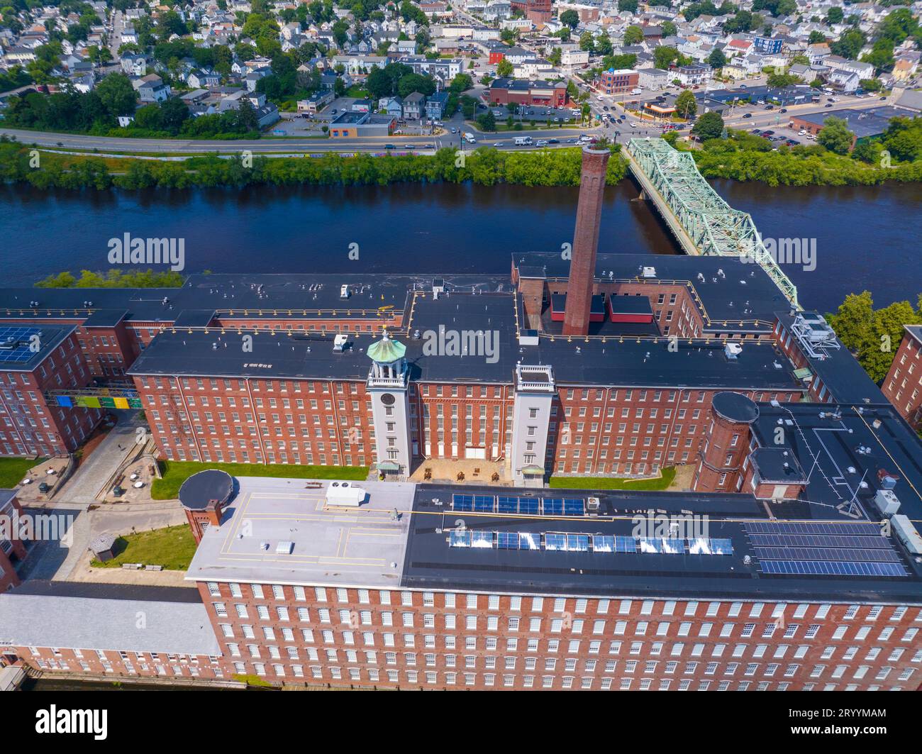 Boott Mills aus der Vogelperspektive auf dem Merrimack River im Lowell National Historical Park im historischen Stadtzentrum von Lowell, Massachusetts, MA, USA. Stockfoto