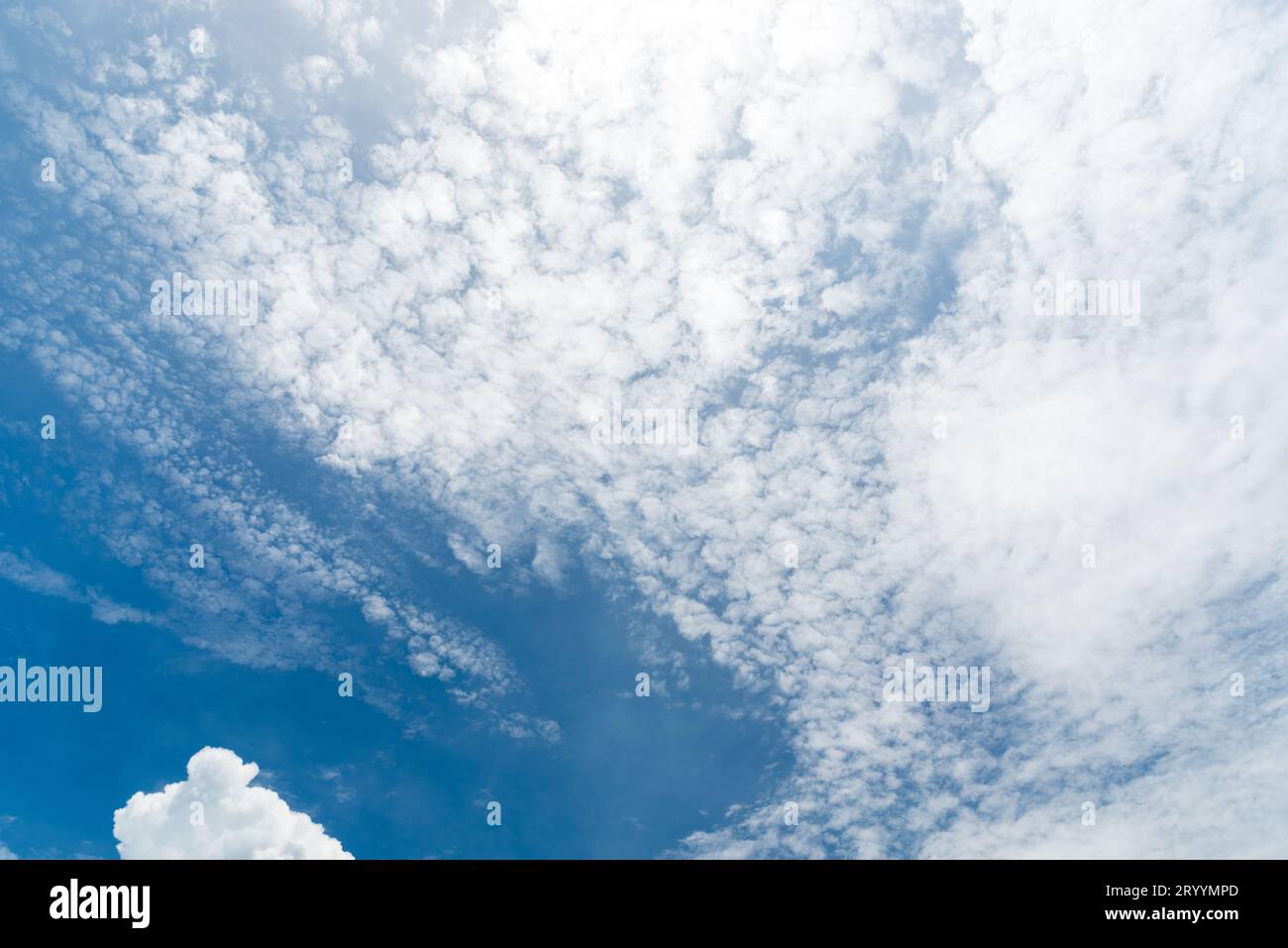 Blauer Himmel mit Wolken. Natur und Hintergrund Konzept. Raum und Luft Thema. Stockfoto