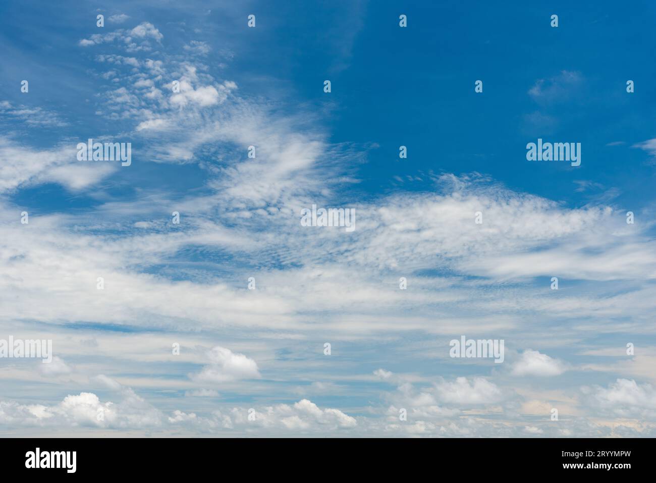 Blauer Himmel mit Wolken. Natur und Hintergrund Konzept. Raum und Luft Thema. Stockfoto