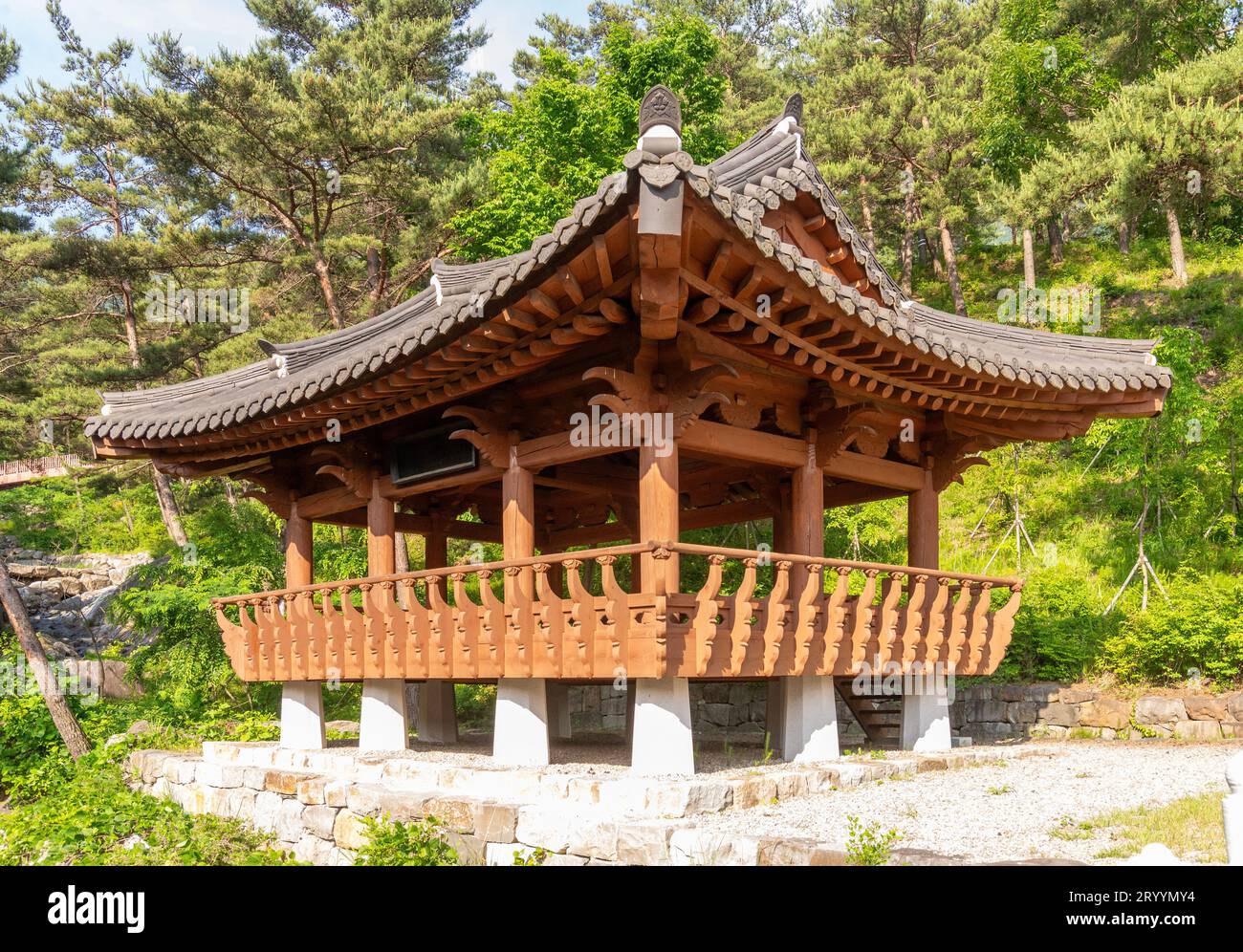 Koreanische Architektur - eine Holzpagode im traditionellen koreanischen Stil Stockfoto