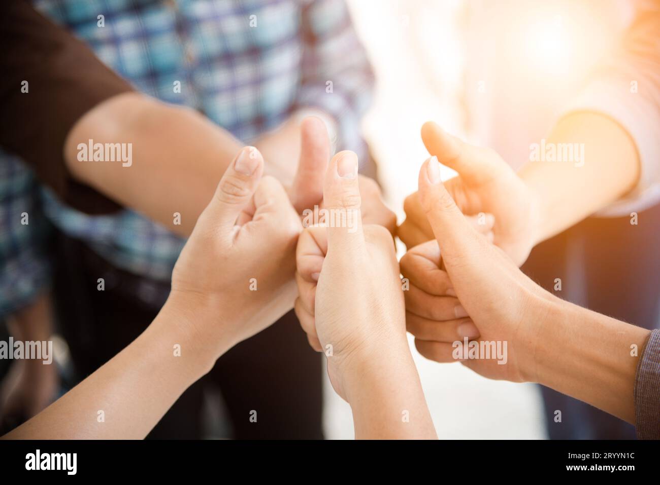 Leute, Daumen hoch, in Teamwork Gruppe. Menschen und Unternehmen Konzept. Zusammenarbeit und Thema starten. Stockfoto