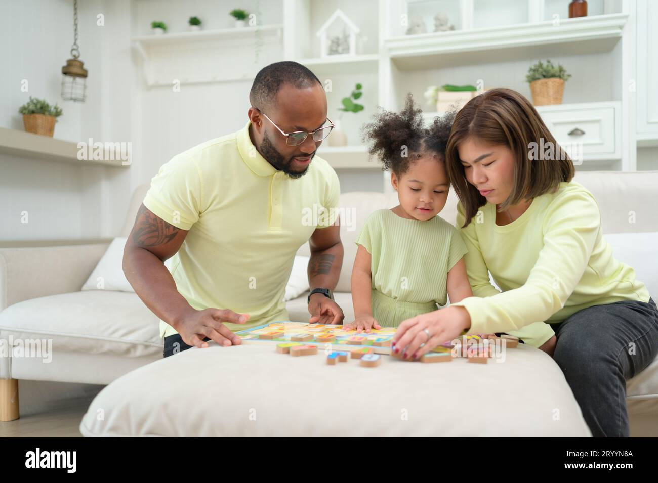 Vater, Mutter und ein Kind, das sich ausruhen und Spaß haben kann, während er zu Hause Urlaub macht. Stockfoto