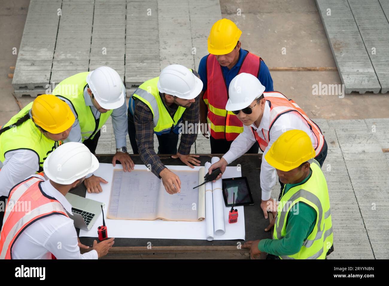 Bauingenieure, Architekten und Vorarbeiter bilden eine Gruppe. Nehmen Sie an einer Besprechung Teil, um neue Bauprojekte zu planen. Stockfoto