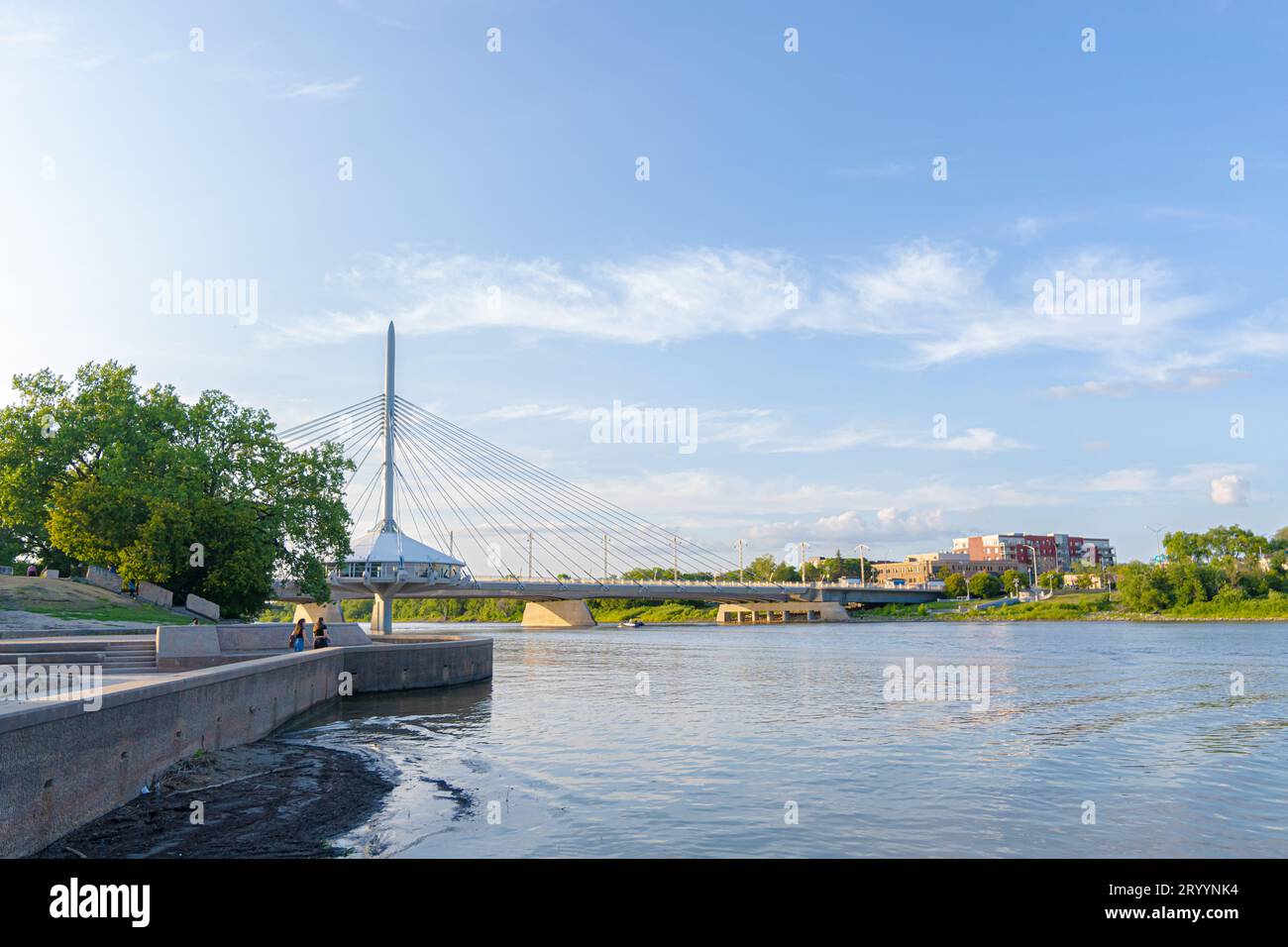11. Juli 2023: Winnipeg Manitoba Canada: Esplanade Riel Fußgängerbrücke an den Gabeln Stockfoto