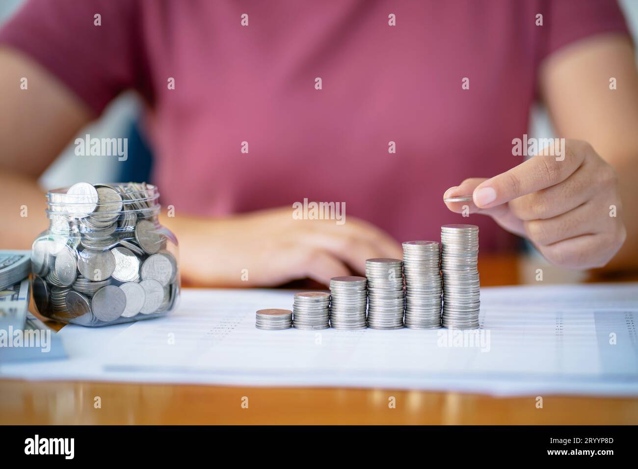 Frau Hand Geld und Spende Spende Spende Spendenkonzept erhöhen Stockfoto