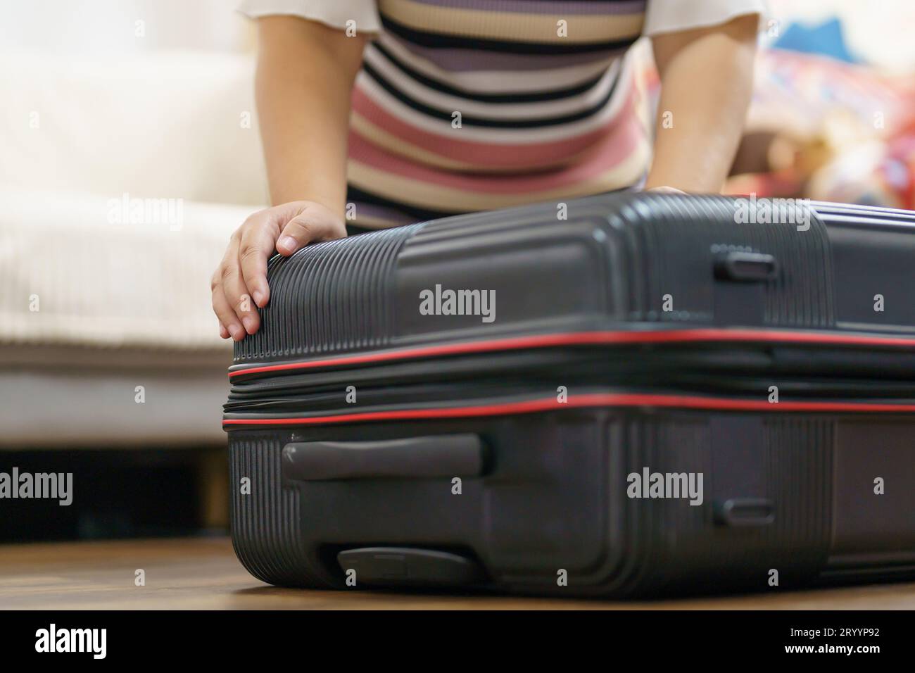 Frau, die Gepäck vorbereitet Â Koffer packen Â Trolley Gepäck alleine reist Solomädchen. Stockfoto