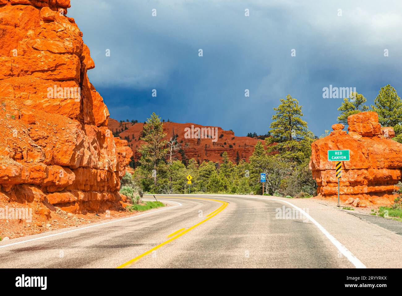 Bergstraße durch den Canyon der roten Wüste Stockfoto