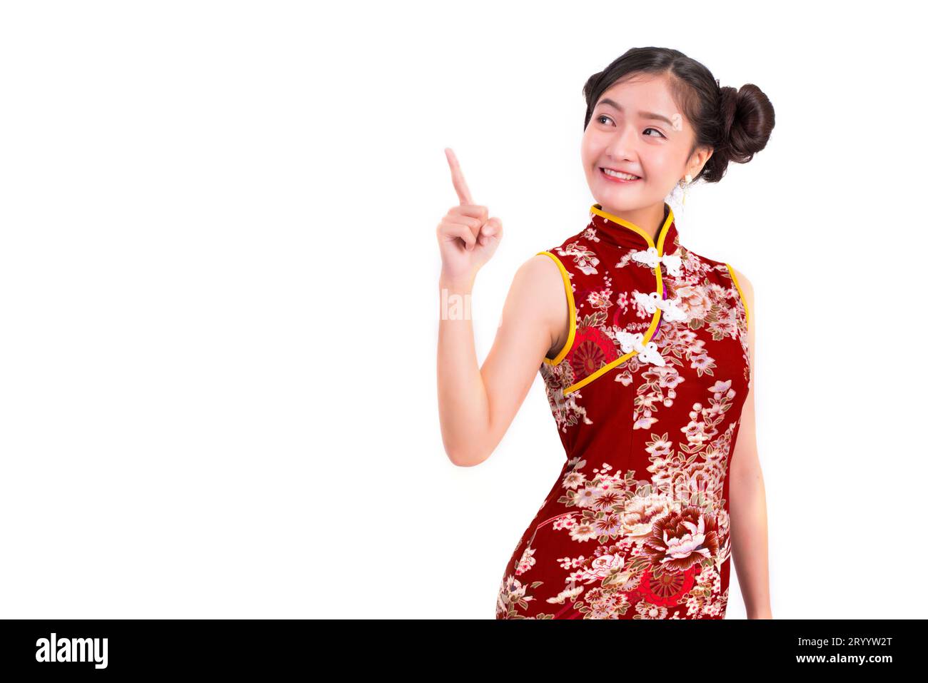 Junge asiatische Schönheitsfrau trägt Cheongsam und zeigt neben Geste beim chinesischen Neujahrsfest auf isoliertem weißen Rücken Stockfoto