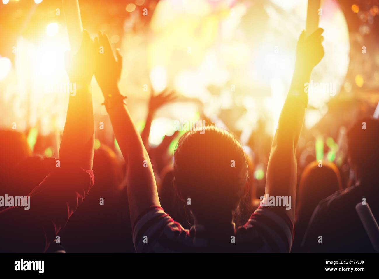 Rock-Konzert-Party-Event. Musikfestival und Lichtbühnenkonzept. Jugend- und Fanclub-Konzept. Thema „Menschen und Lebensstil“. Oder Stockfoto