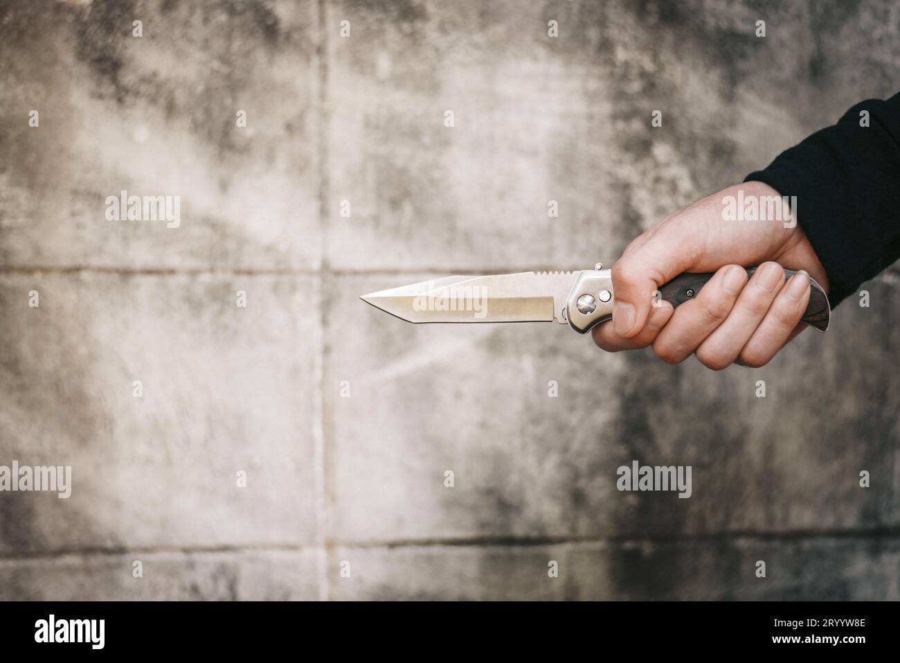 Nahaufnahme von Mann mit Messer. Terroristische und Räuber Konzept. Polizei und Soldaten Konzept. Waffe Thema Stockfoto