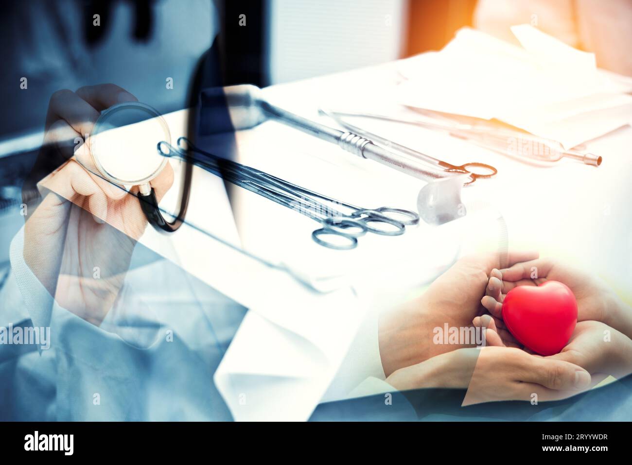 Doppelexposition von Operationsgeräten im Operationssaal und Chirurgenarzt. Dem Patienten Leben geben. Gesundes und medizinisches Konzept. Stockfoto